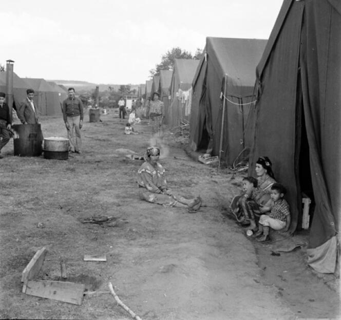 Des tentes plantées sur le terrain militaire de Bourg-Lastic (Puy-de-Dôme) où furent hébergés entre juin et septembre 1962 les Harkis et leurs familles, en 1962.