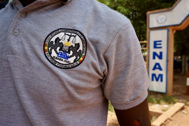 Un élève de l’Ecole nationale d’amnistration et de magistrature (ENAM) de Ouagadougou devant l’entrée de l’établissement.