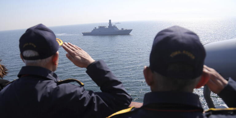(190305) -- IZMIR, March 5, 2019 (Xinhua) -- Military ships take part in the 