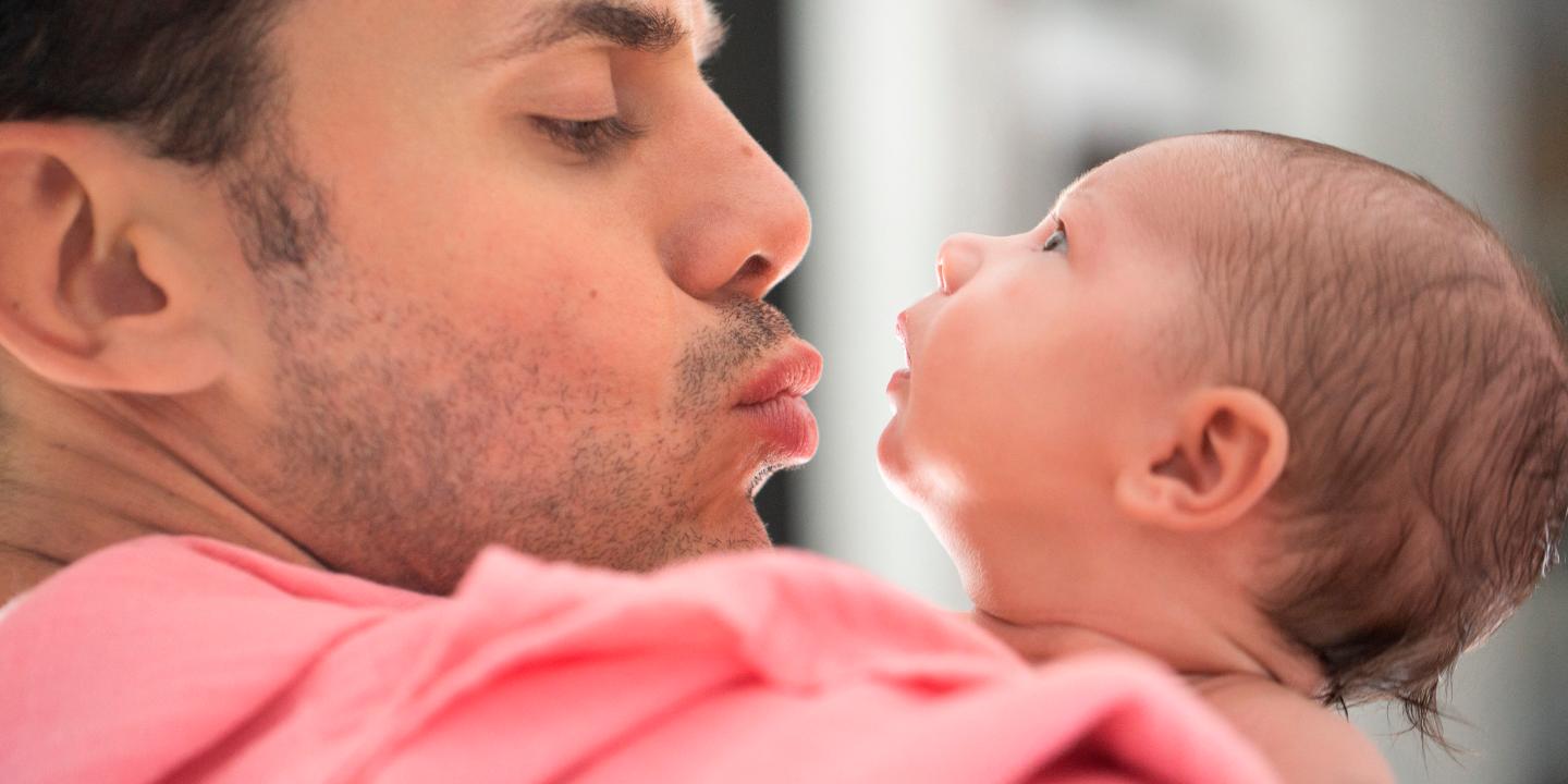 Deux Semaines Pour Tisser Un Lien C Etait Trop Court Le Conge Paternite Allonge Une Avancee Pour Parents Et Bebes