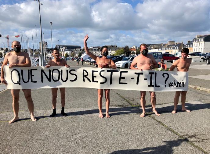 Protestation contre la pêche industrielle, à l’occasion du baptême du chalutier géant le « Scombrus », à Concarneau (Finistère), le 25 septembre 2020.