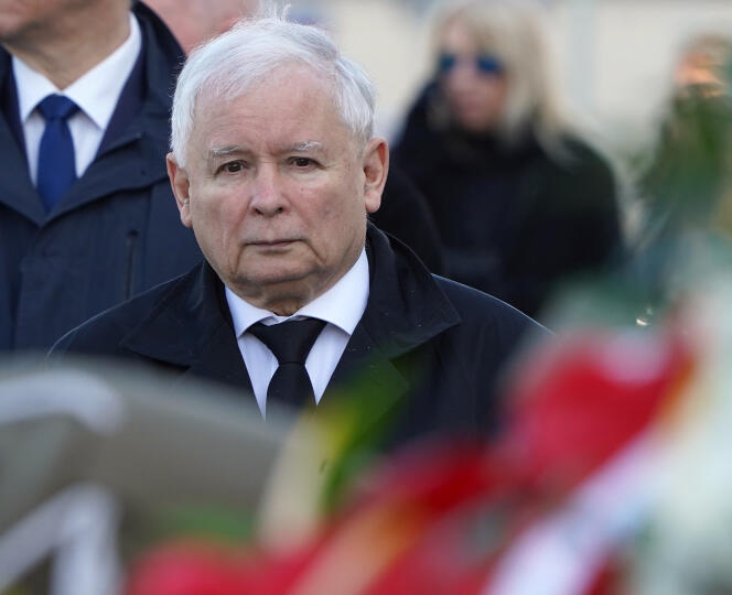 Le dirigeant du PiS, Jaroslaw Kaczynski, le 10 avril à Varsovie lors d’une cérémonie d’hommage aux victimes du crash de l’avion présidentiel, dix ans plus tôt à Smolensk.