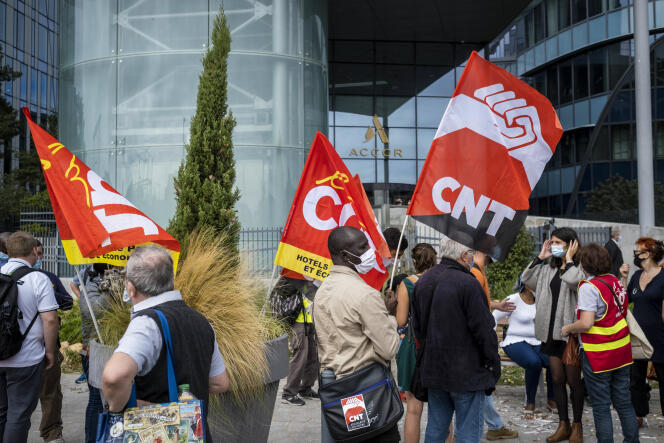 Manifestation pour dénoncer les licenciements dans l'hôtellerie, devant le siège d’Accor à Issy-les-Moulineaux (Hauts-de-Seine), le 8 septembre.