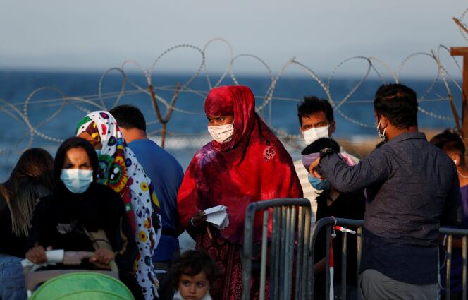 Des réfugiés sur l’île de Lesbos, en septembre 2020.