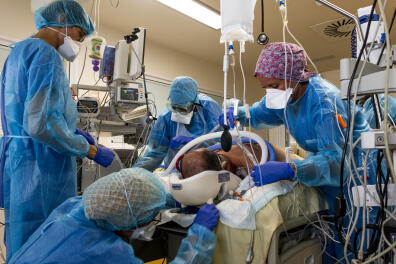 Une équipe de soignants réalise un décubitus ventral sur un patient atteint du syndrome de détresse respiratoire aiguë lié à la COVID-19. Service de réanimation de l’Hôpital de la Pitié-Salpêtrière AP-HP. Paris.