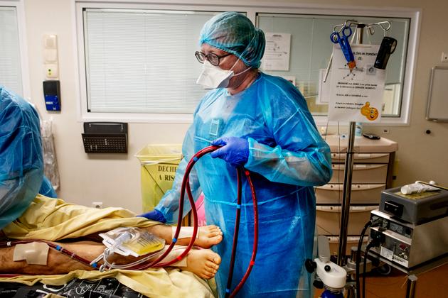 Un patient branché à la machine ECMO, utilisée pour oxygéner son sang, à la Pitié-Salpêtrière, le 17 septembre.