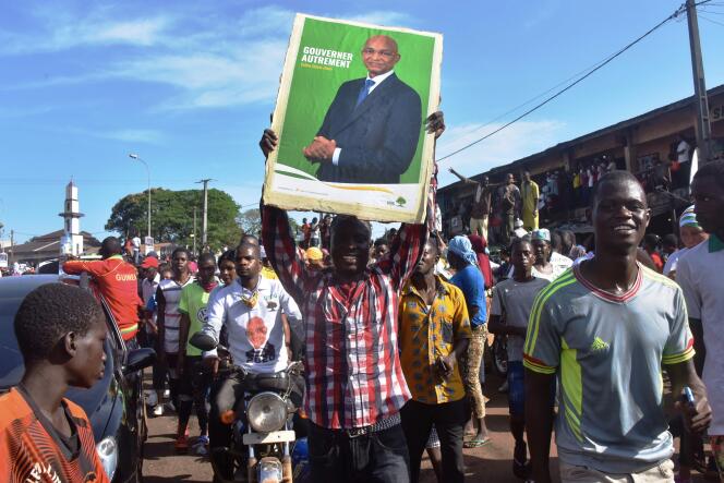 Des partisans du chef de l’opposition Cellou Dalein Diallo manifestent à Conakry, en Guinée, le 25 septembre 2020.