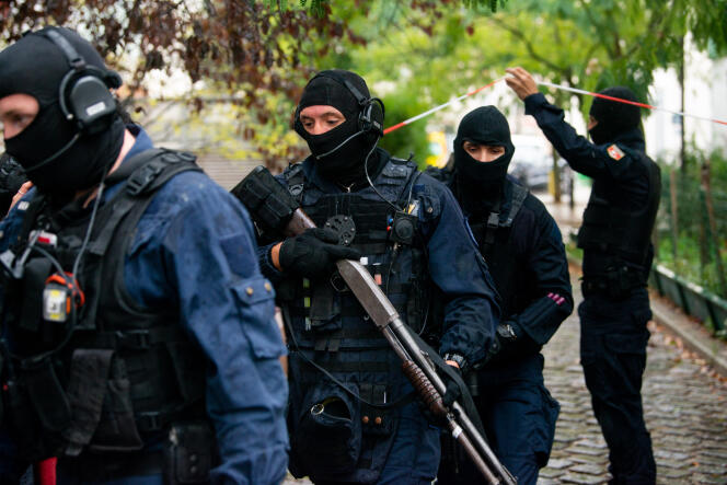 Un groupe d’intervention de la gendarmerie, à proximité de la rue Nicolas-Appert où a eu lieu l’attaque,  à Paris, le 25 septembre.