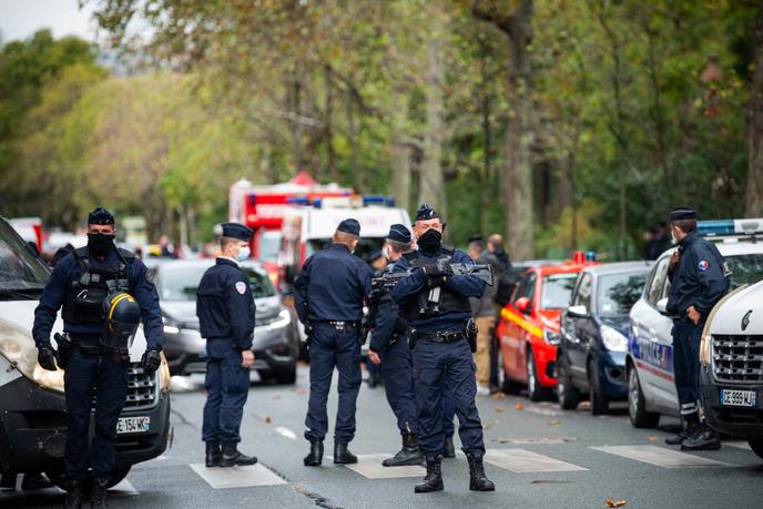 Paris, France, 25 septembre 2020: Près des anciens locaux du journal Charlie Hebdo, Boulevard Richard Renoir, un dispositif de sécurité majeur a été installé à la suite d'une attaque à l'arme blanche sur la rue Nicolas Appert.