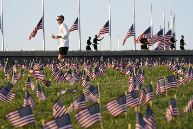 Des milliers de drapeaux, représentant les 200 000 Américains morts du Covid-19, ont été plantés sur la pelouse du National Mall à Washington, le 22 septembre 2020.