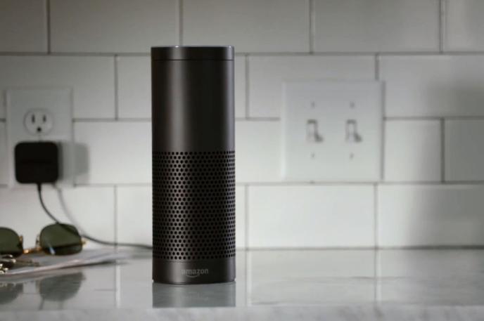 La première enceinte connectée Echo d’Amazon.