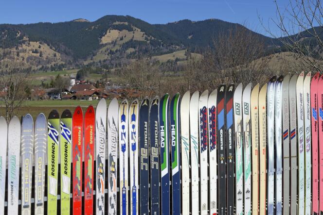 « Le groupe Rossignol, né en 1907, est le premier fabricant mondial de skis, et emploie à ce jour 1 310 personnes, dont 680 en France. »