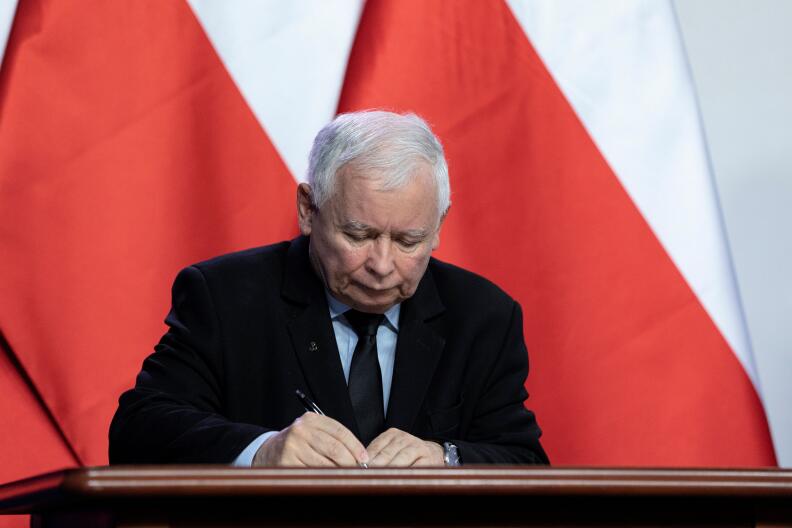 Law and Justice leader Jaroslaw Kaczynski signs coalition agreement in Warsaw, Poland, September 26, 2020. David Zuchowicz/Agencja Gazeta via REUTERS ATTENTION EDITORS - THIS IMAGE WAS PROVIDED BY A THIRD PARTY. POLAND OUT. NO COMMERCIAL OR EDITORIAL SALES IN POLAND.