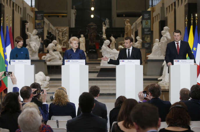 En avril 2018 au musée d'Orsay: le président estonien Kersti Kaljulaid, le président lituanien alors au pouvoir Dalia Grybauskaite, Emmanuel Macron et le président letton alors au pouvoir Raimonds Vejonis.
