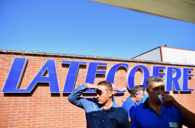 Des employés de Latécoère manifestent devant l’usine de Périole, à Toulouse, en septembre 2016.