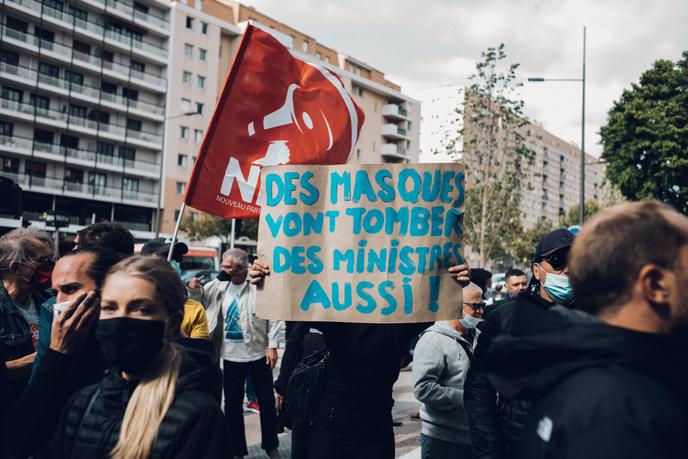 Des manifestants rassemblés devant l’hôpital de la Timone à Marseille, à l’occasion de la visite d’Olivier Véran, le 25 septembre.