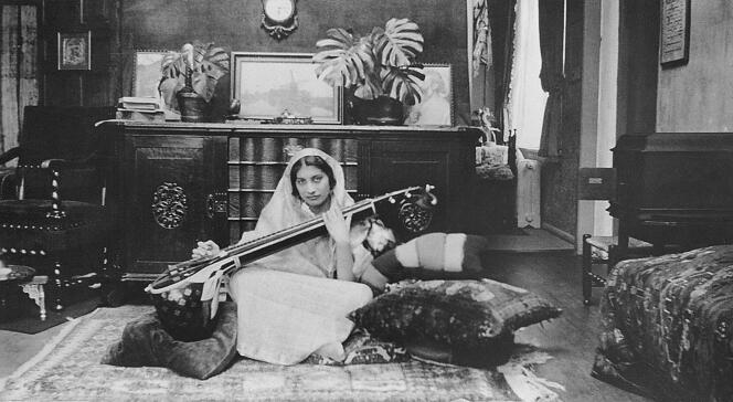 Portrait non daté de Noor Inayat Khan jouant de la vînâ.