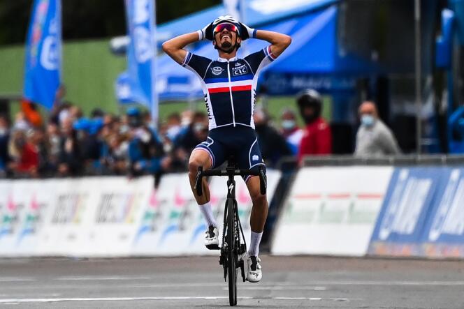 El francés Julian Alaphilippe en la línea de meta del Campeonato Mundial de Ciclismo en Ruta, en Imola (Italia), el 27 de septiembre de 2020.