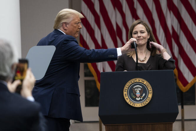 Donald Trump et la juge Amy Coney Barrett lors de sa nomination à la Cour suprême, à la Maison Blanche à Washington, le 26 septembre.