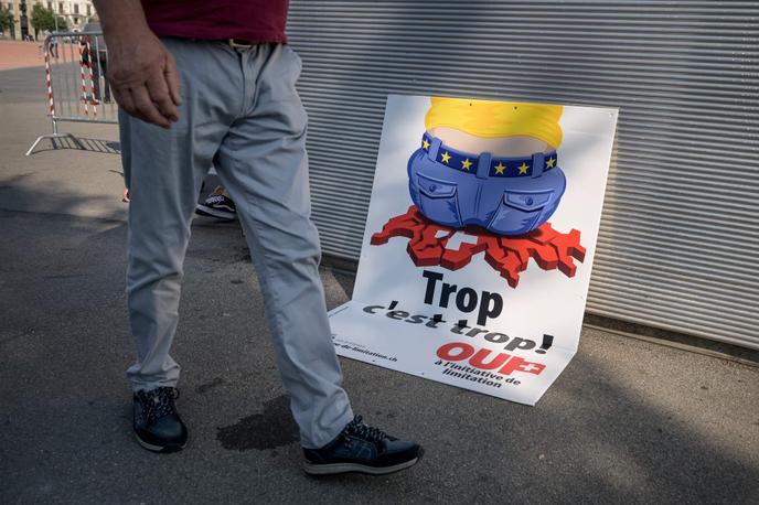 Affiche électorale de l’UDC qui vise à faire connaître son initiative nationale demandant au gouvernement de mettre fin à l’accord de libre circulation avec l’UE, à Genève, le 13 septembre 2020.