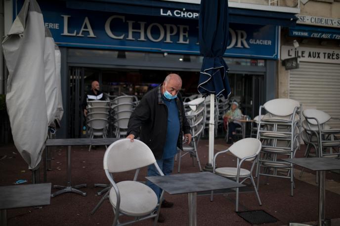 Un restaurateur ferme son restaurant à Marseille, le dimanche 27 septembre 2020.