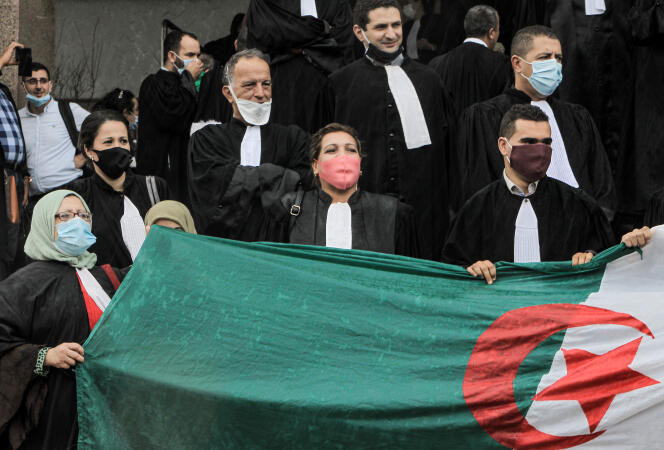 Des avocats, masqués en raison de la pandémie de Covid-19, manifestent devant le tribunal d’Alger, dimanche 27 septembre 2020, pour réclamer « l’indépendance du pouvoir judiciaire ».