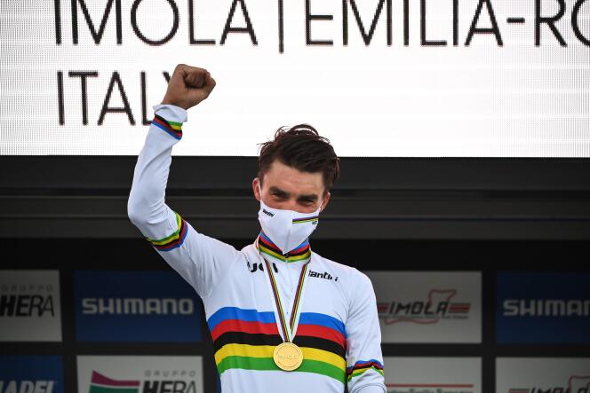 Le Français Julian Alaphilippe enfile (seul) son maillot de champion du monde de cyclisme à Imola, ce 27 septembre 2020.