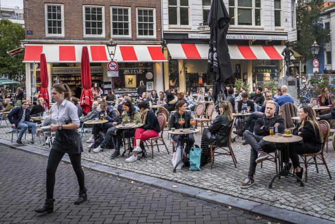 Terrasse de café sur la place du Spui, à Amsterdam, le 26 septembre.