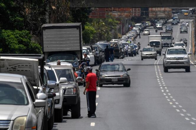 Les automobilistes font la queue à une station-service, à Caracas, le 3 juin 2020.