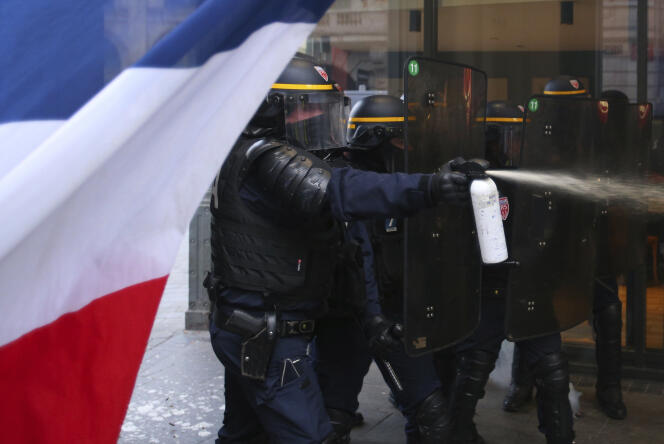 Des officiers de police utilisent du gaz lacrymogène contre des manifestants, à Lille, le 11 janvier.