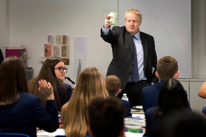 Le premier ministre britannique Boris Johnson visite le lycée Ruislip à Uxbridge, à l’ouest de Londres, le 28 septembre.