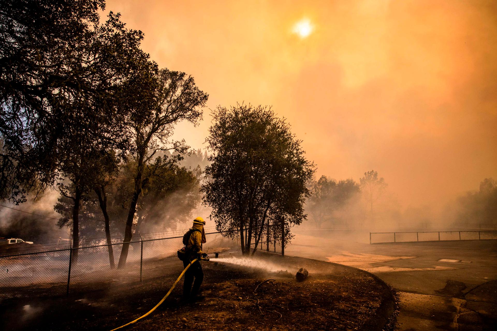 Les pompiers tentent de protéger l’usine de traitement de l’eau de Ste-Hélène, à Napa Valley, le 27 septembre.