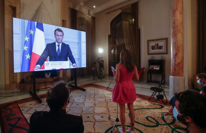 Emmanuel Macron répond aux questions des journalistes libanais présents à la résidence officielle de l’ambassadeur de France, le 27 septembre 2020 après sa conférence de presse.