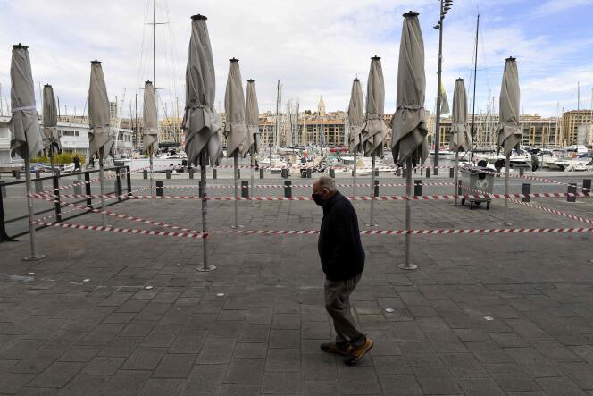 Une terrasse fermée sur le Vieux-Port à Marseille, le 28 septembre.