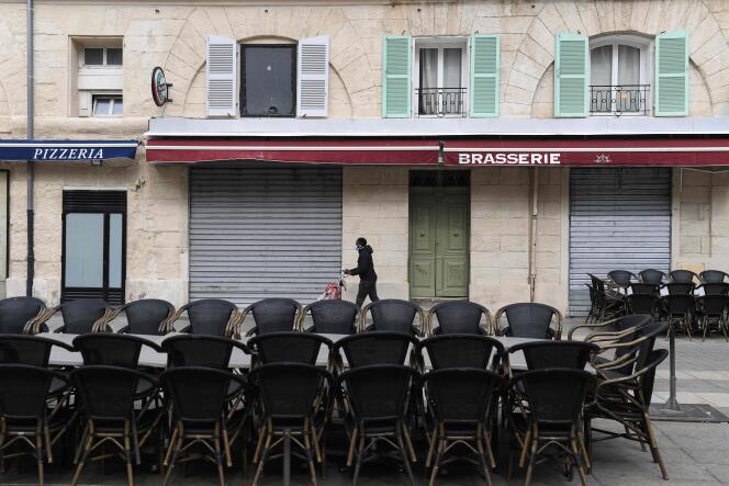 Une terrasse de restaurant fermée à Marseille, le 28 septembre.