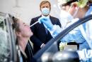Netherland's King Willem-Alexander (C) looks on as he visits a coronavirus (Covid-19) test site in Leiderdorp, The Netherlands on September 10, 2020. In the parking lot of the Alrijne Hospital, people with complaints can have themselves tested for corona virus (Covid-19). - Netherlands OUT / AFP / ANP / Remko de Waal
