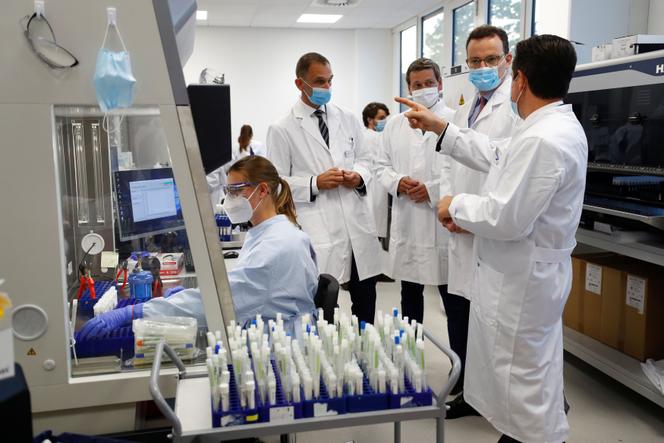 Le ministre allemand de la Santé Jens Spahn visite un laboratoire de Bioscientia Healthcare alors que la propagation de la maladie à coronavirus (COVID-19) se poursuit à Ingelheim, Allemagne, le 22 septembre