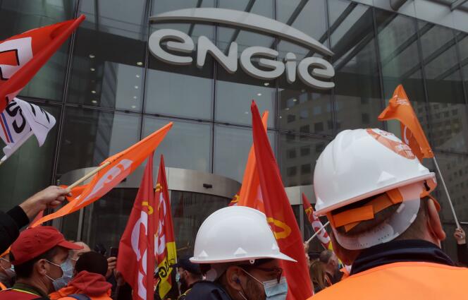 Des salariés de Suez manifestent contre l’acquisition par Veolia des parts détenues par Engie dans leur entreprise, le 29 septembre à Paris.