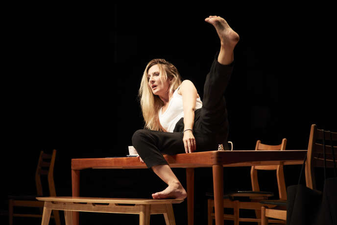 Camille Chamoux dans « Le Temps de vivre, un exposé sur la finitude en 70 minutes pile », au théâtre du Petit-Saint-Martin, à Paris, le 8 septembre.