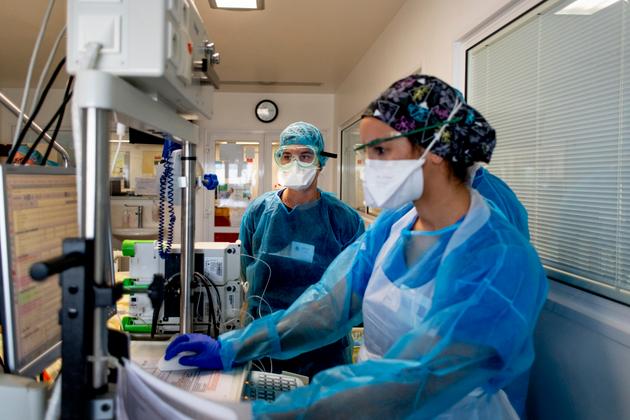 Traitement des patients atteints du syndrome de détresse respiratoire aiguë lié au CoviD-19 dans le service de réanimation de l’hôpital de la Pitié-Salpêtrière, à Paris, le 17 septembre.