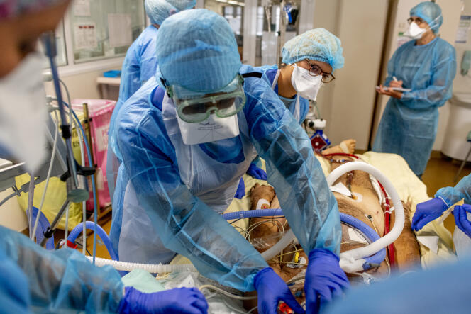 Une équipe de soignants au service de réanimation de l’hôpital de la Pitié-Salpêtrière à Paris.
