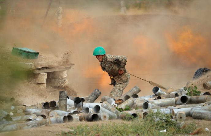 Un soldat arménien bombarde des positions de l’Azerbaïdjan dans la région du Haut-Karabakh, mardi 29 septembre.