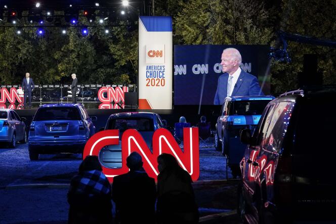 Joe Biden, le 17 septembre à Moosic, en Pennsylvanie. En raison de la pandémie, l’événement a lieu en extérieur et le public invité à écouter depuis les voitures.