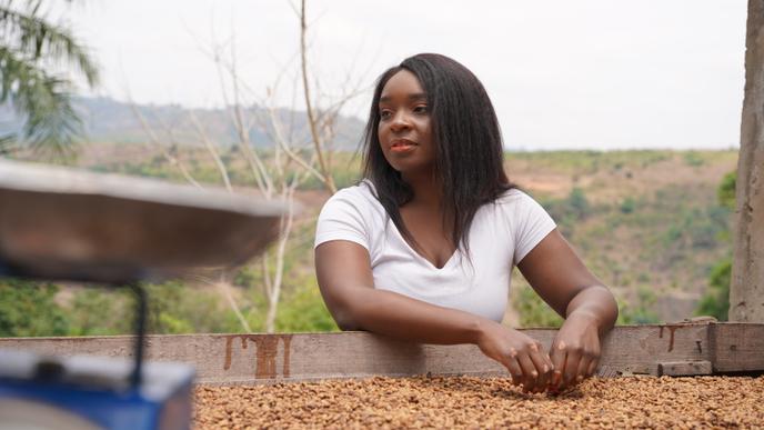 Tisya Mukuna sur sa plantation de café, dans la commune de Mont Ngafula à Kinshasa, en septembre 2020.