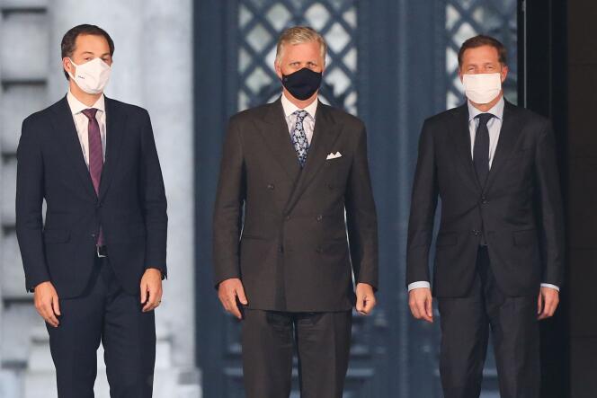 De gauche à droite : le ministre des finances, Alexander De Croo, le roi Philippe et le président du Parti socialiste, Paul Magnette, à leur arrivée au palais royal, à Bruxelles, le 30 septembre.
