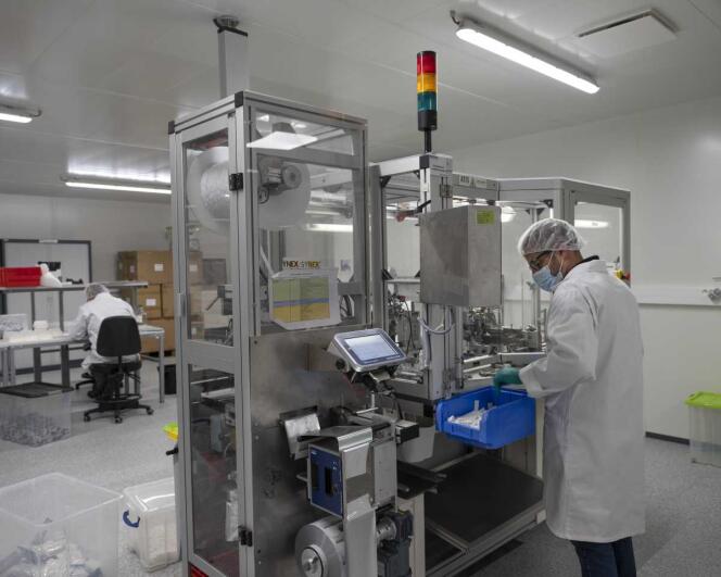 Site de production Biosynex de bandelettes de tests de détection rapide des anticorps igM et igG anti-Covi-19, à Illkirch-Graffenstaden, près de Strasbourg, le 27 avril 2020.
