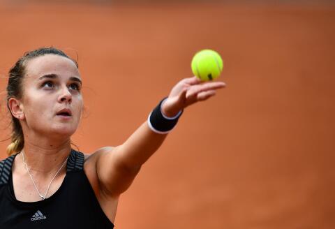 France's Clara Burel serves the ball to Slovenia's Kaja Juvan during their women's singles second round tennis match on Day 5 of The Roland Garros 2020 French Open tennis tournament in Paris on October 1, 2020. / AFP / Anne-Christine POUJOULAT 