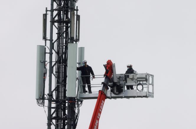 Des techniciens interviennent sur une antenne-relais du réseau téléphonique, à Lambres-lez-Douai (Nord), le 30 septembre.
