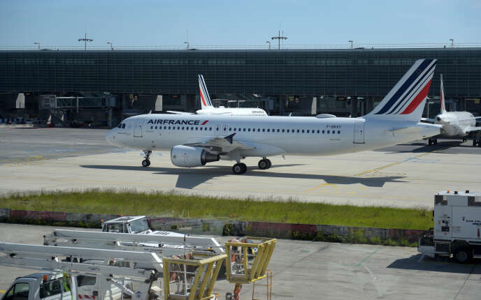 Un Airbus A320 d’Air France sur le tarmac de l’aéroport Roissy-Charles-de-Gaulle, près de Paris, le 12 mai 2020.