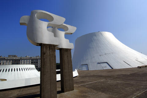 Vue prise le 14 juillet 2005 du centre culturel "le volcan", dans la ville du Havre. L'Unesco a inscrit le 15 juillet 2005 au Patrimoine mondial de l'Humanité le centre-ville du Havre, ville reconstruite après la seconde guerre mondiale par l'architecte Auguste Perret. Le centre culturel "le volcan" fut construit plus récemment par Oscar Niemeyer en 1982. AFPPHOTO MYCHELE DANIAU (Photo by MYCHELE DANIAU / AFP)
